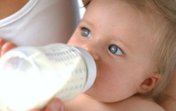 Еврокомиссия запретила кормить младенцев из бутылочек