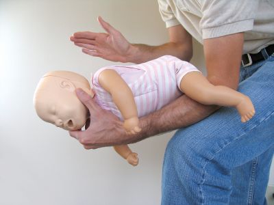 Первая помощь детям. Инородное тело в дыхательных путях у ребенка до 1 года